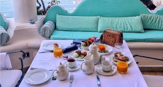 有些酒店会免费提供早餐，